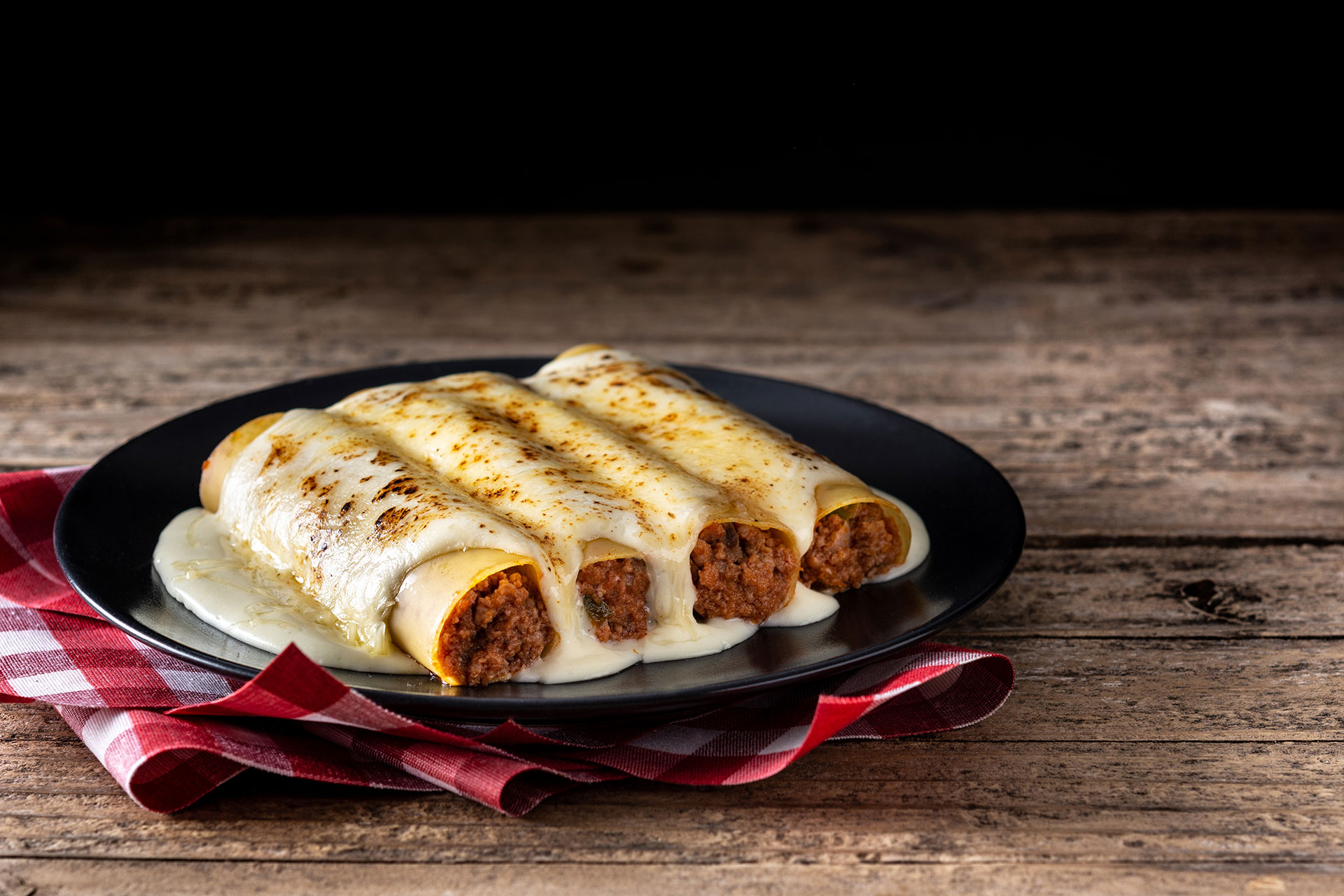 Canelones de Ciervo con Dátiles y Bechamel de Bellota